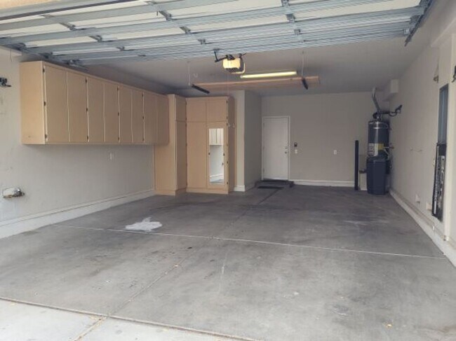 Building Photo - Single story with lots of tile in living a...