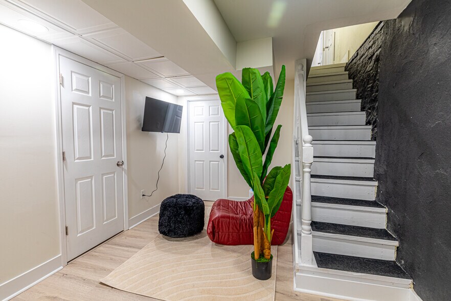 Building Photo - 2325 5th Ave