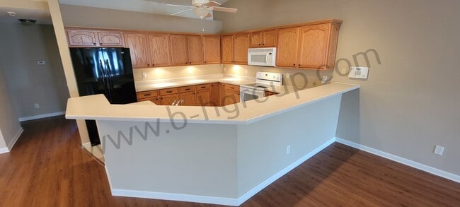 Building Photo - Sun Pointe Village Condo