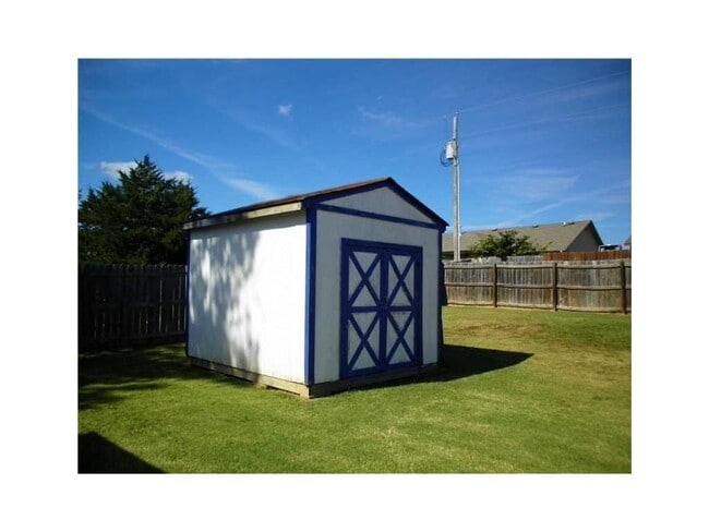 Building Photo - Nice 3 Bed 2 Bath House.  Yard Care Included.  Gas Heat & Hot Water