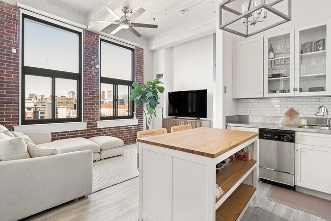 Primary Photo - 320 W 2nd St