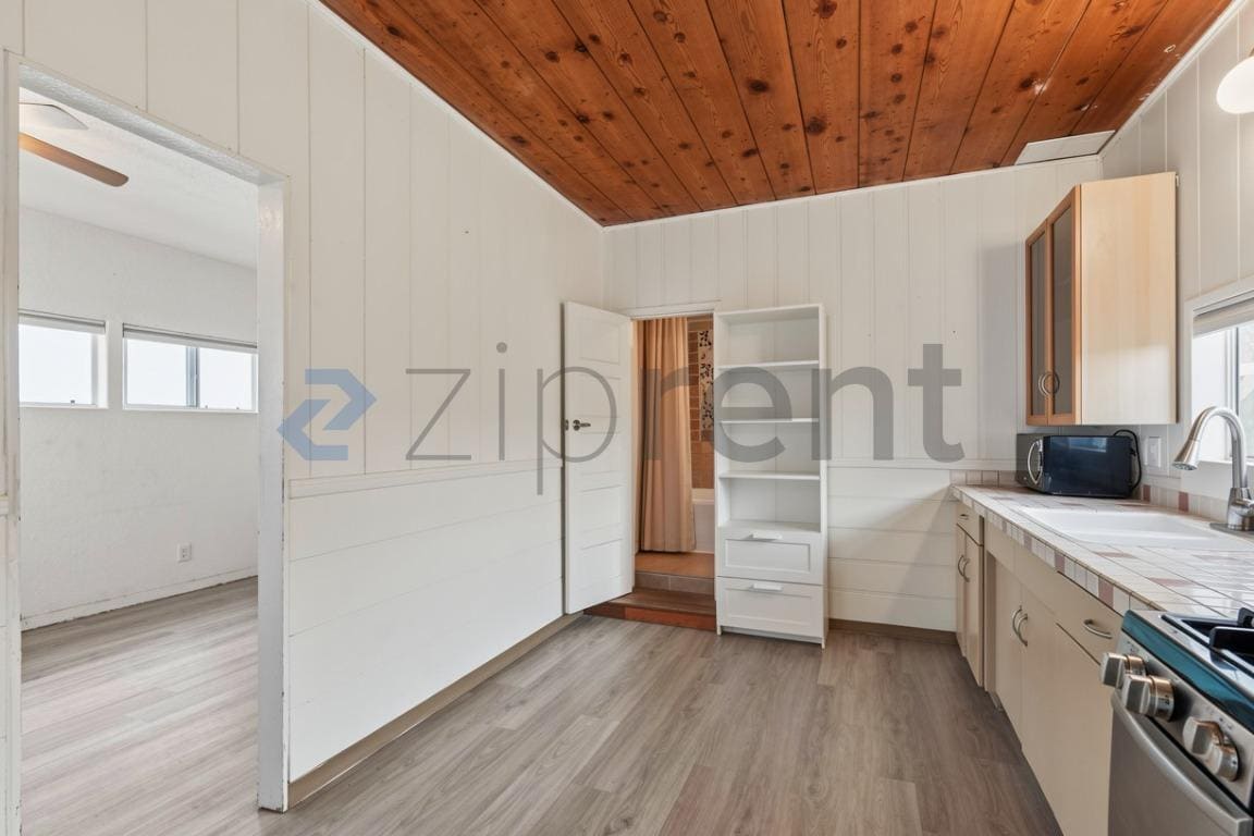 Building Photo - Unit C