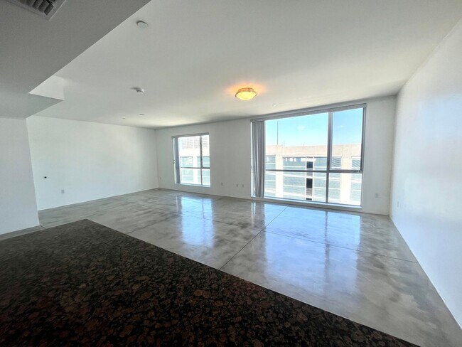 Building Photo - 285