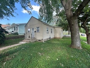 Building Photo - $1100 - 2 Bedroom Home