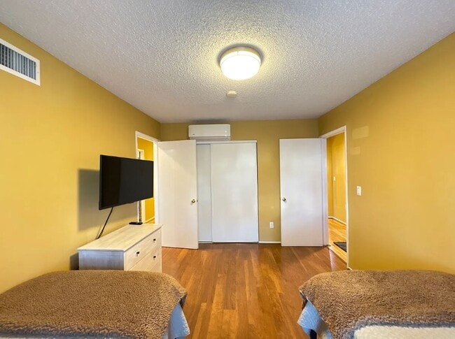 Building Photo - Beautiful 3 Bedroom 2 Bathroom House in Granda Hills