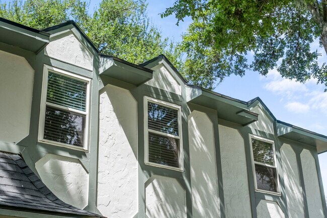 Building Photo - 3174 La Quinta Dr