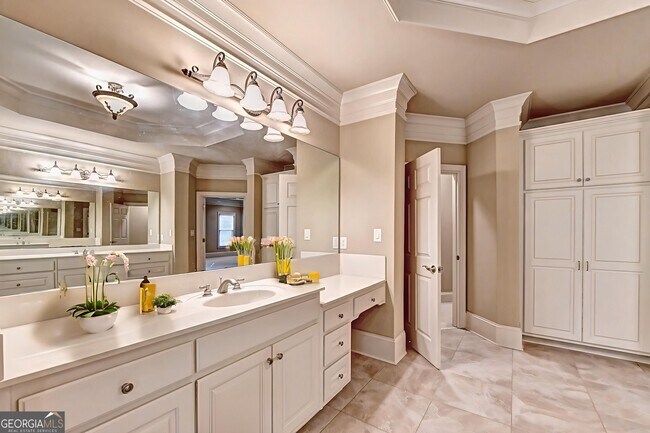 Building Photo - 8920 Doral Dr