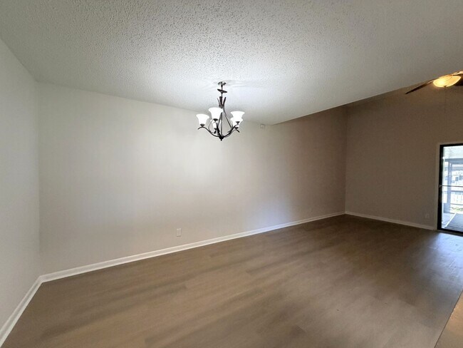 Building Photo - 5646 Pinebay Cir N