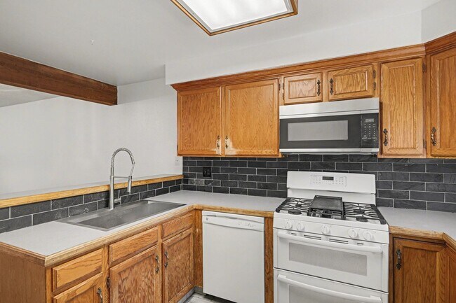 Building Photo - Conveniently Located 3BR/2.5 Bath Townhome