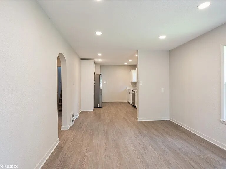 Building Photo - 3215 E 8th St