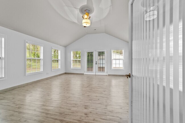 Building Photo - Spacious 3 Bedroom, 2 Bath with huge livin...