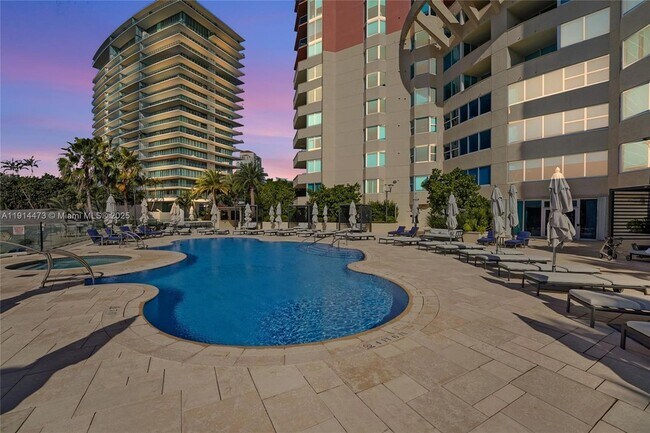 Building Photo - 300 South Pointe Dr