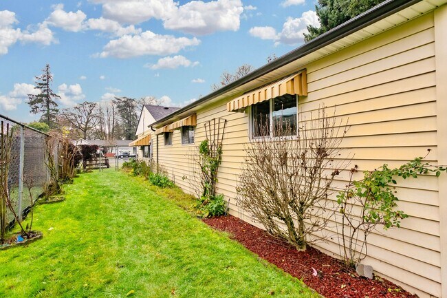 Building Photo - AVAILABLE FOR RENT – Beautiful 4BD / 3BA Home in Tacoma!