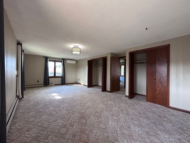 Building Photo - Spacious 4-Bedroom Home