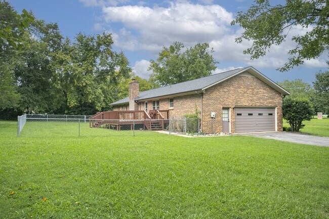 Building Photo - 748 Dejarnette Ln