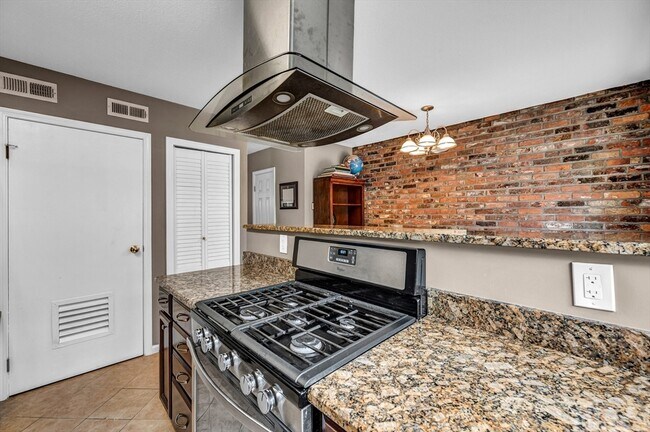 Building Photo - 25 Yorktown Dr