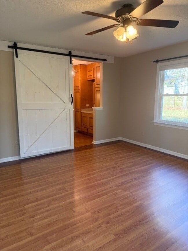 Building Photo - 3 Bedroom/2 Bathroom - Close to SJAFB, Shopping, Restaurants!