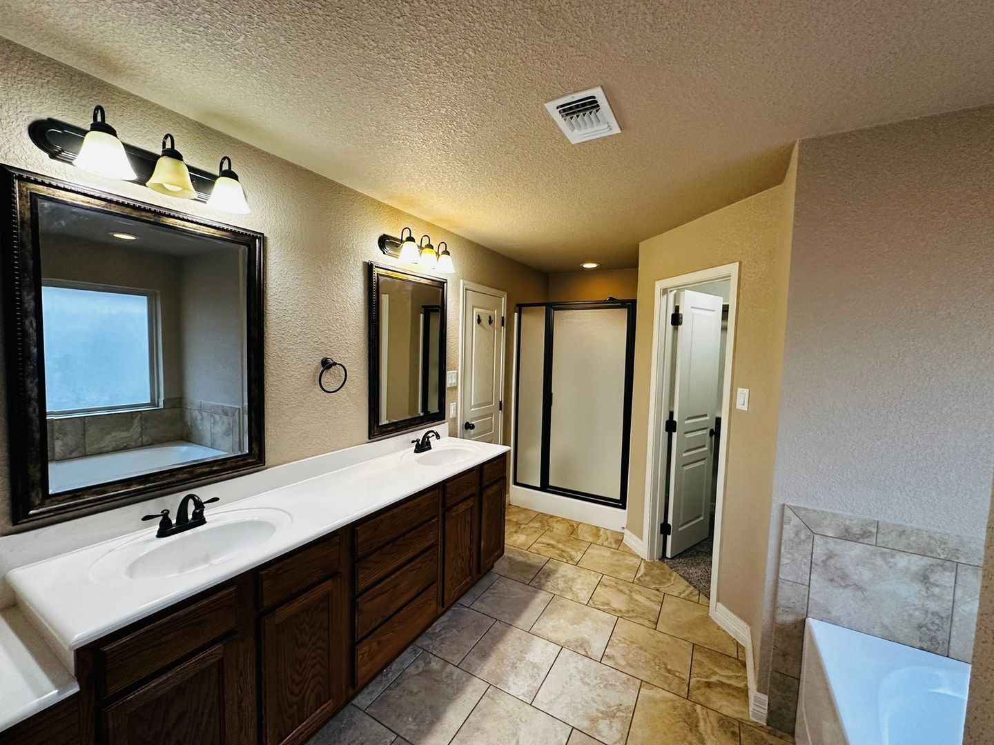 Building Photo - 1004 Chaucer Ln