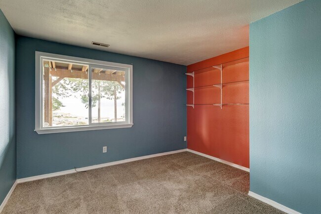 Building Photo - 3 Bed 2.5 Bath Home with a View!