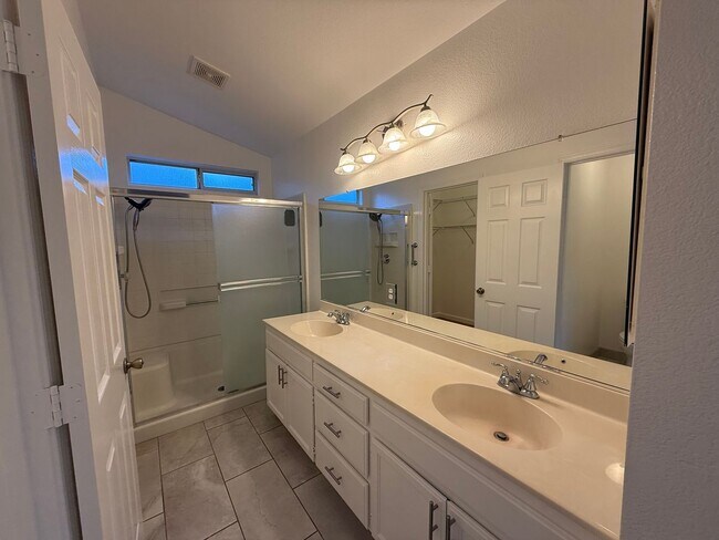 Building Photo - Single story with 3-car Garage!!