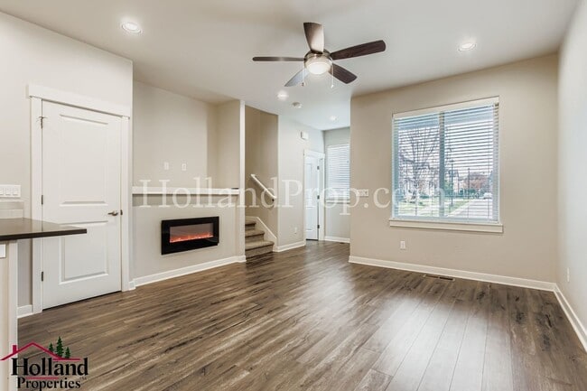 Building Photo - Beautiful Townhome with an Attached Garage in South East Hillsboro!