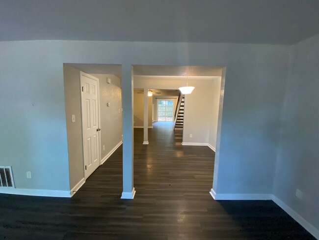 Building Photo - Spacious 3 Bedroom 2.5 Bath Townhome! "ASK...