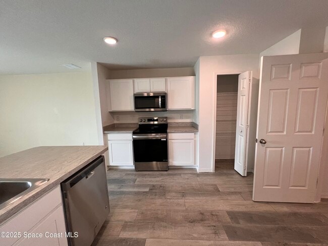 Building Photo - 1467 Depew St SE