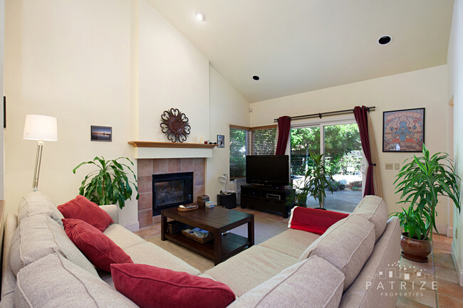 Building Photo - Beautiful twinhome in Village Park Encinitas.