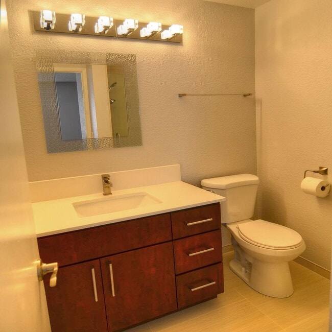 Building Photo - Spacious Townhome - GARAGE - Light and Bri...
