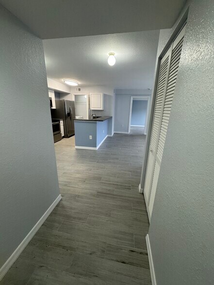 Building Photo - 141 SW Palm Dr