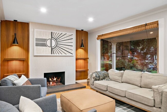 Building Photo - Furnished Downtown Bungalow!