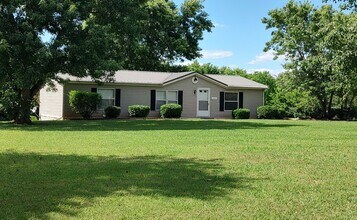 Building Photo - Maryville 37803 - 3 bedroom, 2 bath home. -  Contact Troy Adams (865) 233-6949
