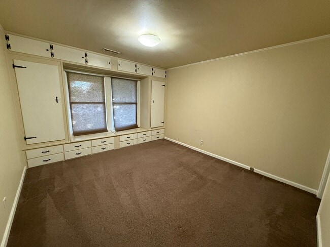 Building Photo - Spacious 2 bed 1 bath available now!