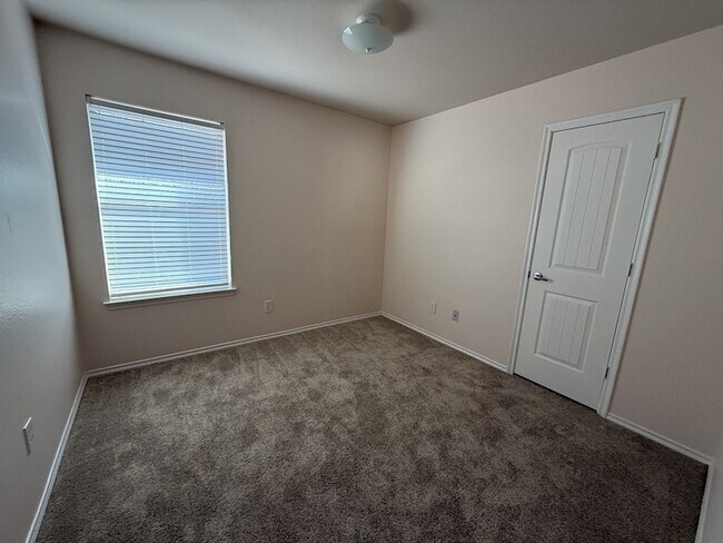 Building Photo - 2224 Hummingbird Way