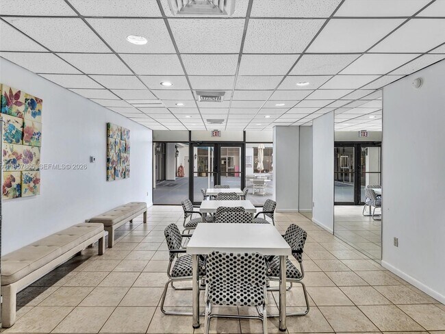 Building Photo - 10000 W Bay Harbor Dr