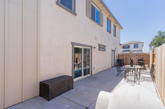 Building Photo - Newer home in beautiful Winters!