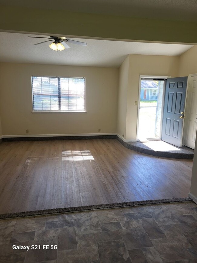 Building Photo - THREE BEDROOM, TWO BATH