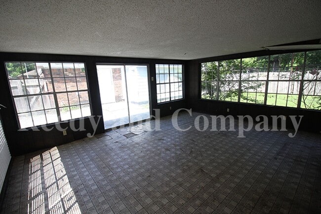 Building Photo - 5072 Cresser St