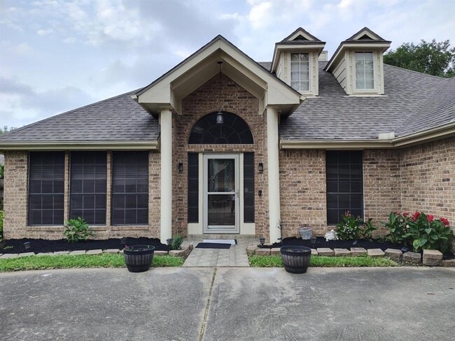 Building Photo - 1813 Oakwood Dr E