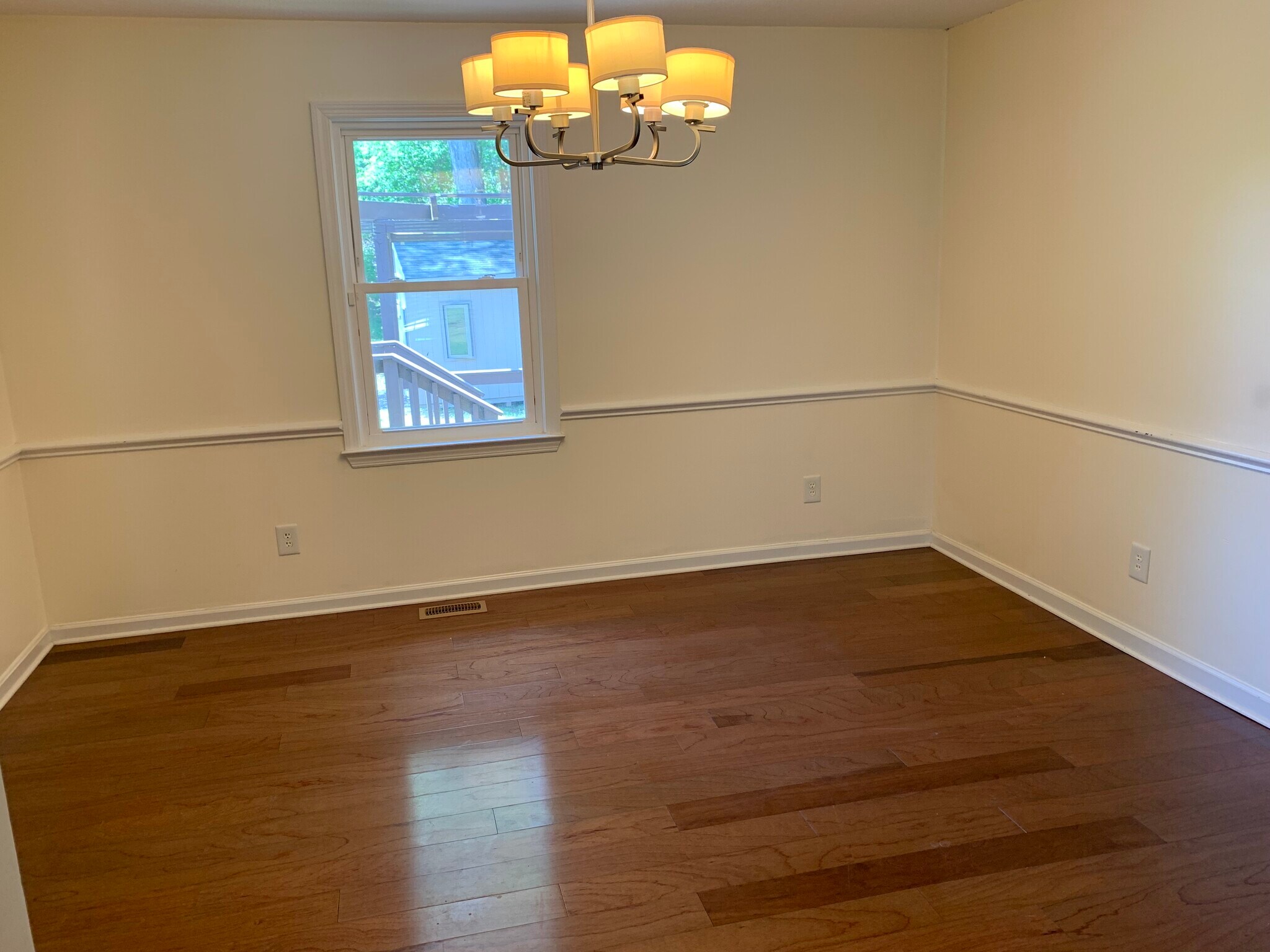 Building Photo - 207 McLeod Dr