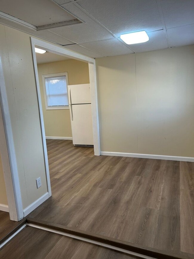 Building Photo - 3 Bedroom, 1 bath home with detached 1 car...