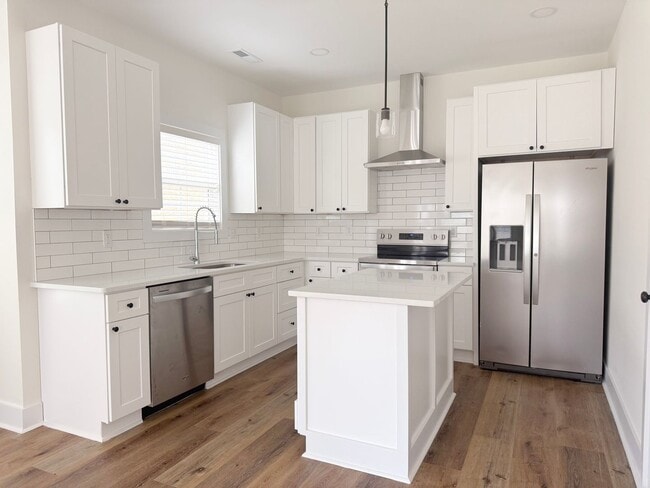 Building Photo - 3 Bedroom Home with 2 Car Garage and Resort Style Pool Access