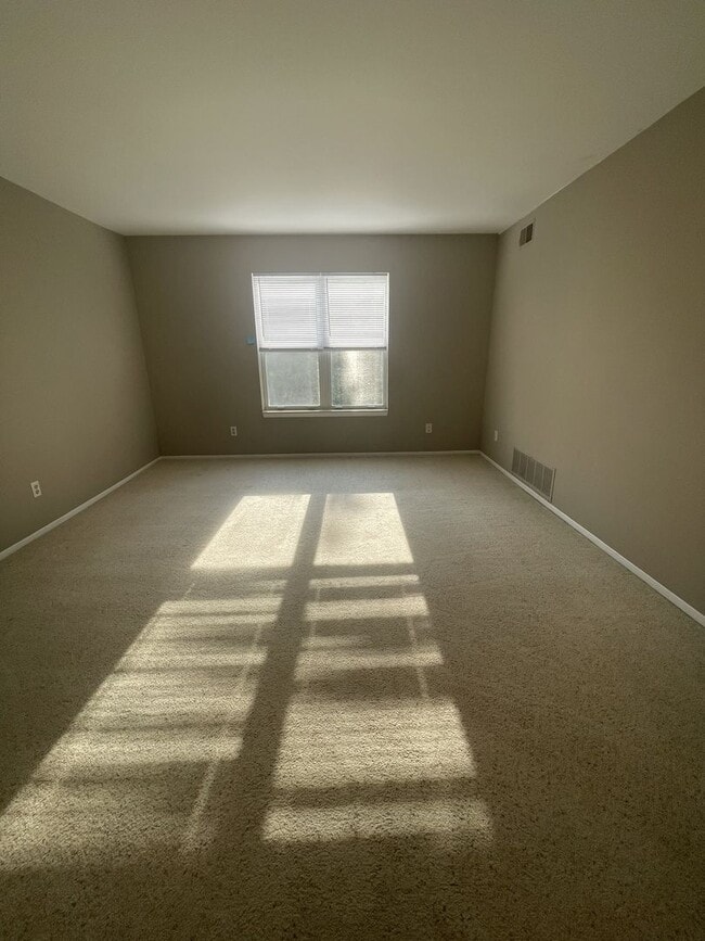 Building Photo - Three Bedroom Two Bath Condo | Laundry, Parking, & Central AC