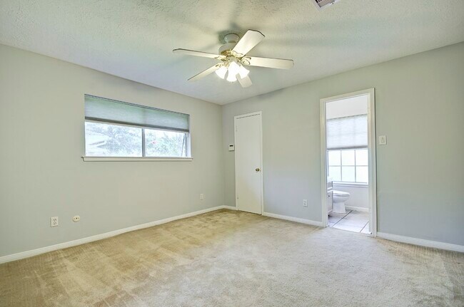 Building Photo - 609 Mary Ann Dr