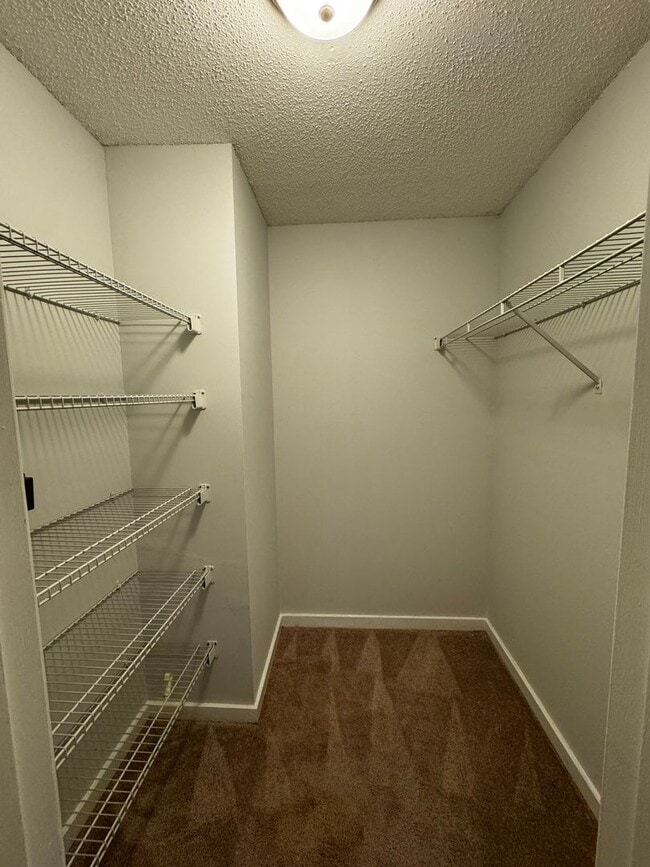 Building Photo - Bright & Spacious Condo in North Medford