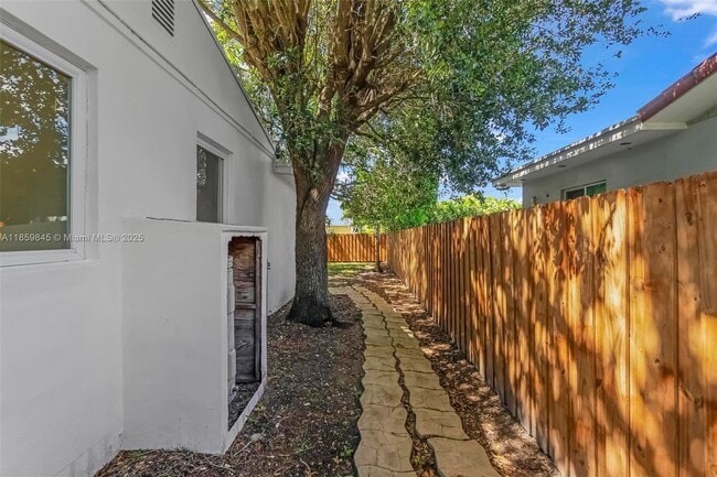 Building Photo - 6437 SW 14th St