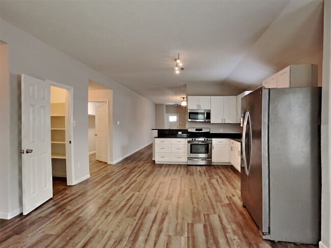 Building Photo - 18347 Austin Oak Ln