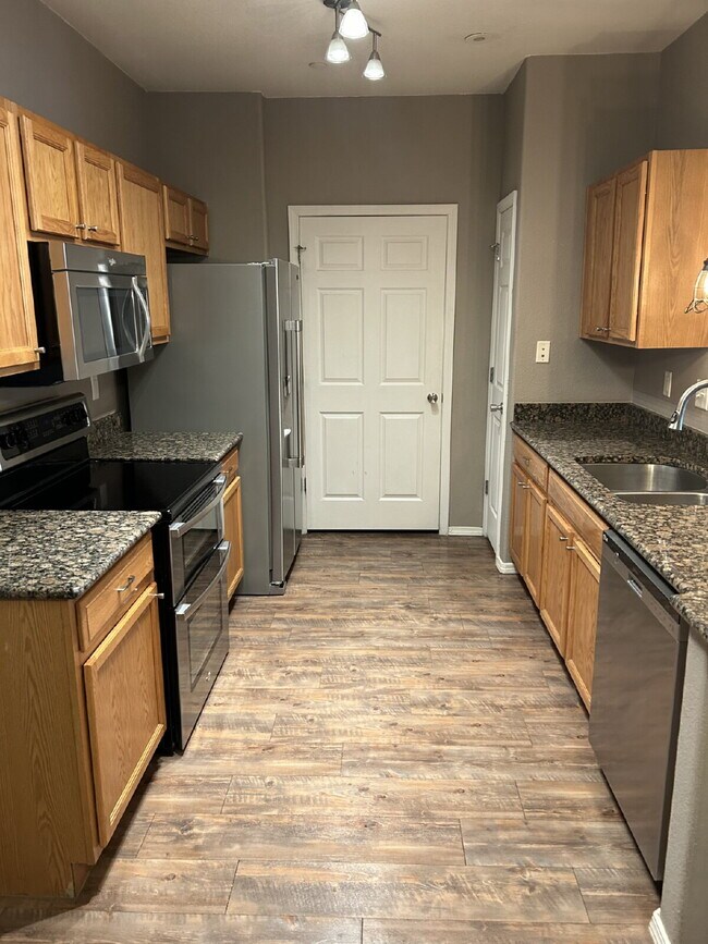 Building Photo - "Spacious 2-Bed, 2-Bath Condo Retreat in T...