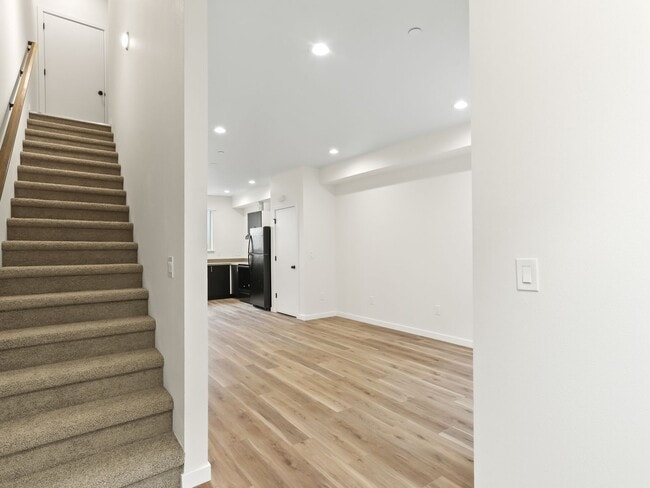 Building Photo - Vancouver Townhouses - Get 1 Month Free!