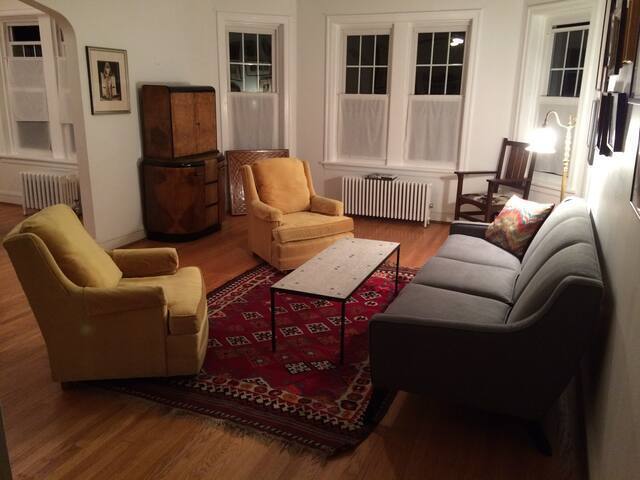 Building Photo - 1459 W Elmdale Ave